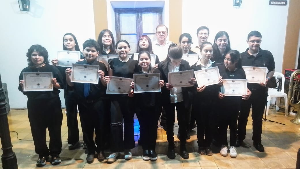 ESCUELA MUNICIPAL DE MÚSICA: ENTREGARON CERTIFICADOS DEL CONSERVATORIO FRACASSI A 30 JOVENES