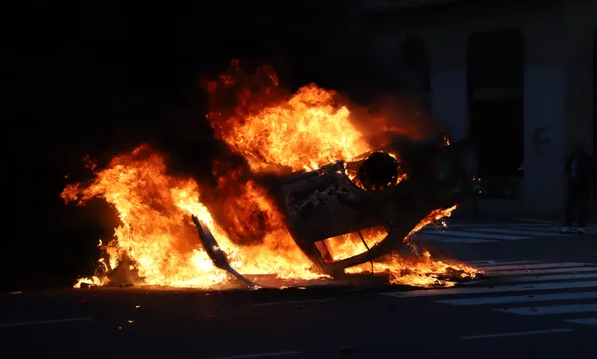 Incidentes en el Congreso: prendieron fuego un auto de la Policía de la Ciudad