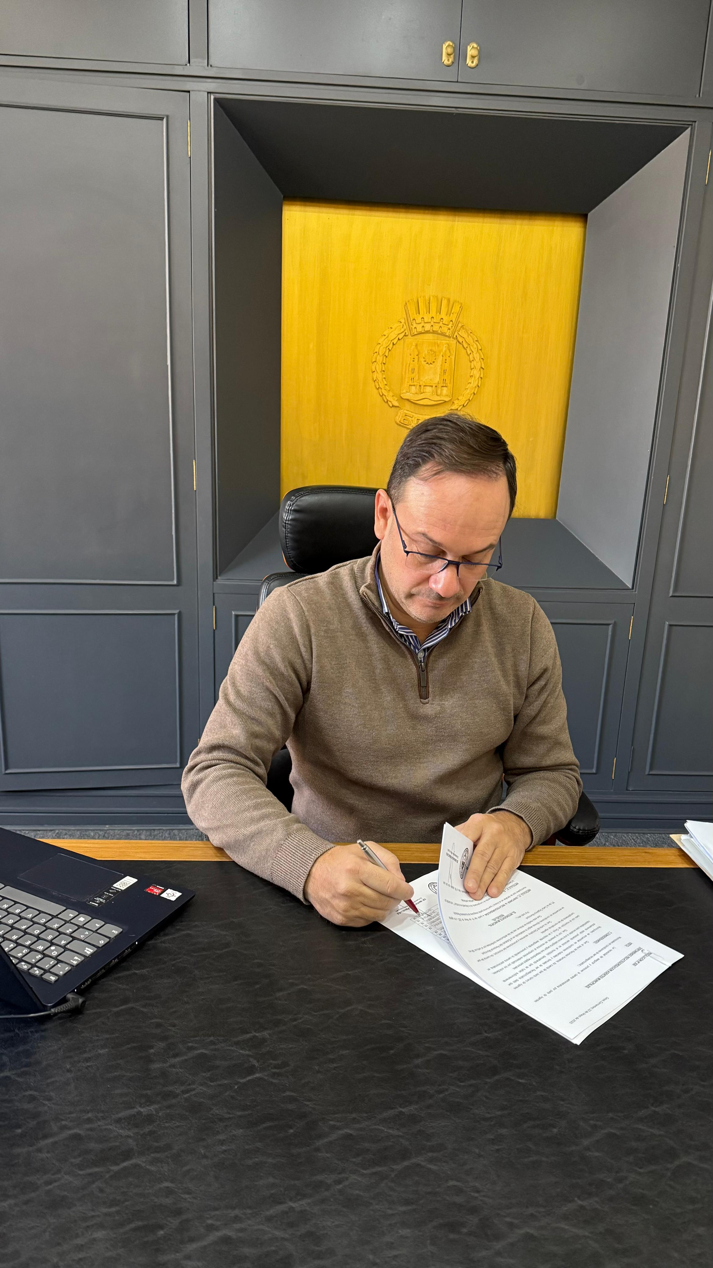 EL INTENDENTE HORMAECHEA FIRMÓ RE CATEGORIZACIÓN DE PERSONAL MUNICIPAL.