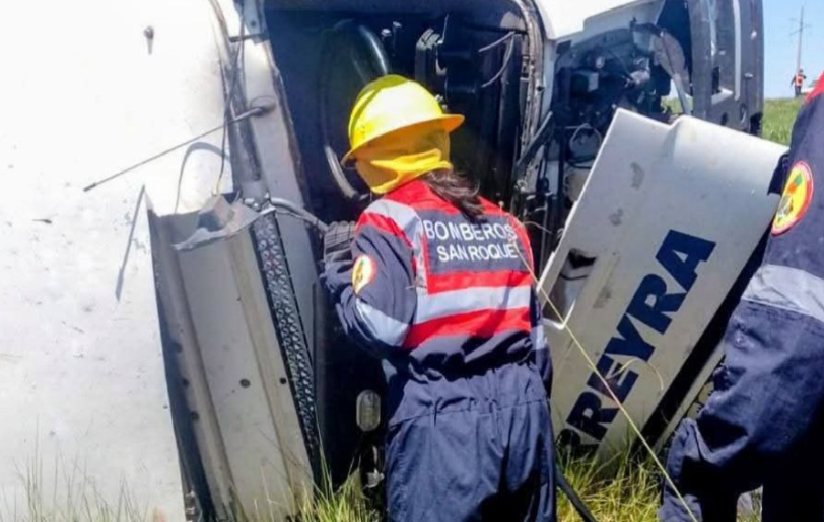 DESPISTE Y VUELCO DE UN CAMIÓN EN RUTA NACIONAL 12 DE CORRIENTES