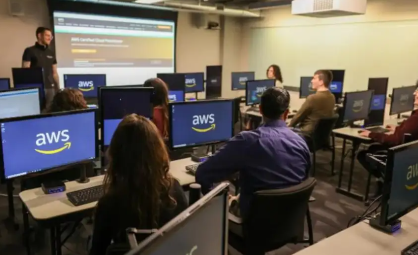 Corrientes busca acuerdo con Amazon para capacitar a 10 mil jóvenes en tecnología