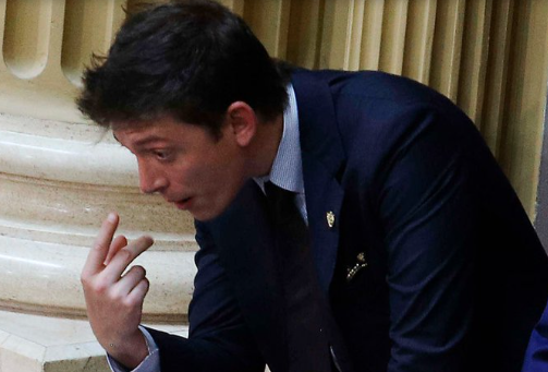 La foto de Santiago Caputo amenazando a Facundo Manes desde el palco antes del cruce en el pasillo