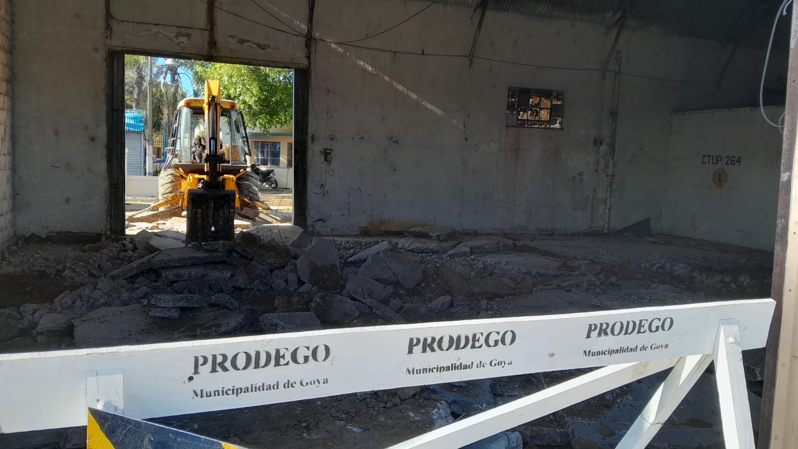 CONTINÚAN LAS TAREAS DE REPARACIÓN DEL PISO INTERIOR EN EL GALPÓN DEL SECTOR PREFECTURA