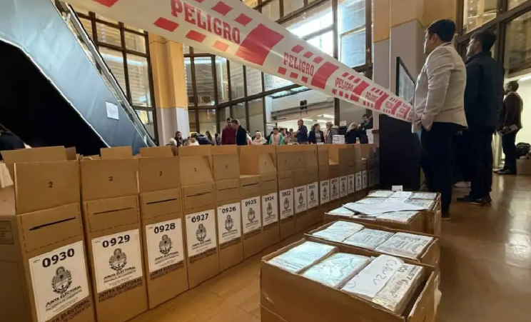 Corrientes: la Junta Electoral inició la carga de 2808 urnas para distribuirlas en toda la provincia