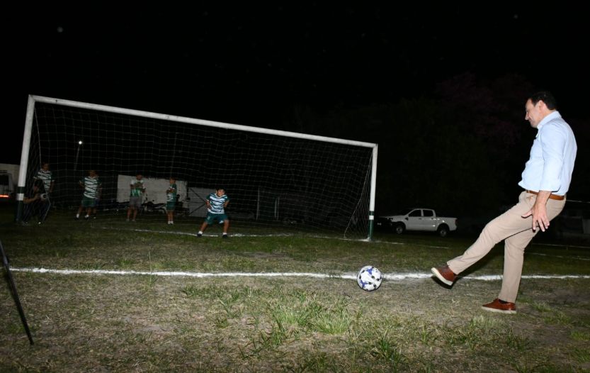 VALDÉS INAUGURÓ LA ILUMINACIÓN DE LA CANCHA DEL CLUB SPORTIVA DE ESQUINA