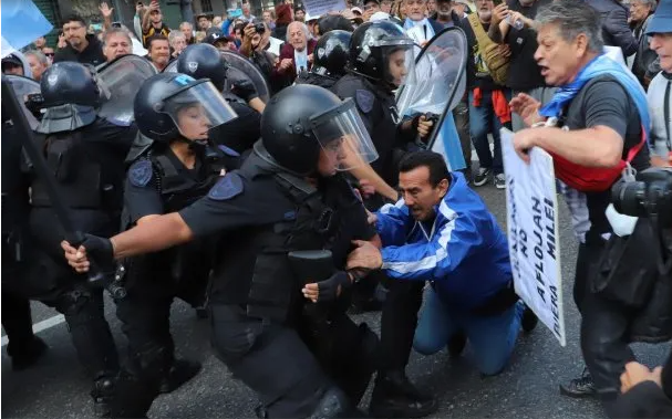 Marcha de jubilados, con represión policial: dos detenidos y decenas de afectados por el gas pimienta