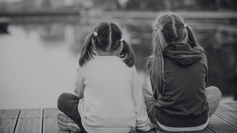 DOS HERMANITAS NO QUIEREN SEPARARSE Y DESEAN UNA FAMILIA QUE LAS CONTENGA