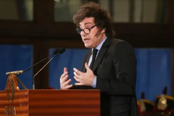 Javier Milei evitó referirse a las coimas: se centró en las tasas de interés que suben por el "riesgo kuka"
