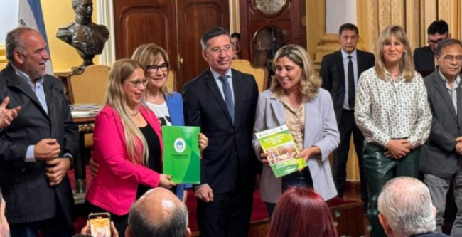 Presentaron bibliografía sobre Historia, Geografía y Literatura de Corrientes, destinada a colegios secundarios