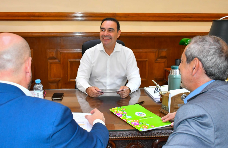 El gobernador Valdés firmó el decreto para iniciar el embarcadero que unirá Bella Vista con Villa Ocampo