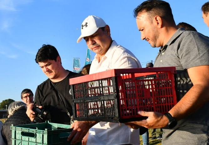 En el marco de la Fiesta del Surubí, Valdés encabezó la liberación de 5000 alevines en el Paraná