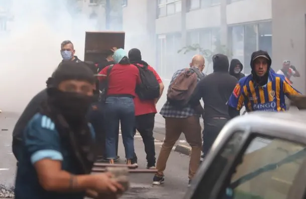 Prohíben a 26 barras entrar a estadios tras la represión en la marcha de los jubilados