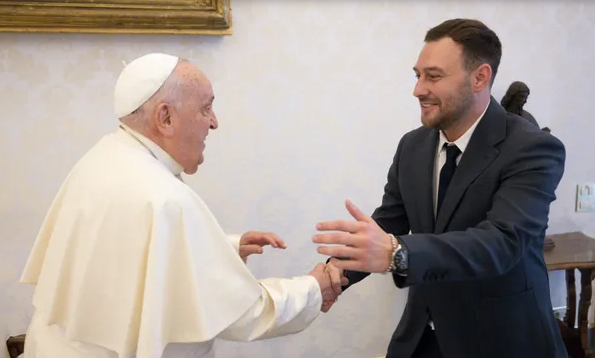 El presidente de un club complicado tuvo un encuentro con el papa Francisco: en las manos de Dios