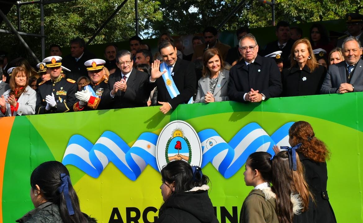 EN LA COSTANERA DE CAPITAL VALDÉS ENCABEZÓ EL DESFILE POR EL 214° ANIVERSARIO DE LA REVOLUCIÓN DE MAYO