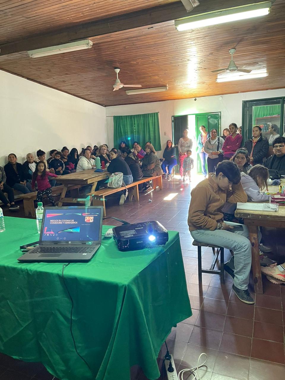  Desarrollo Social: SE REALIZÓ EL LANZAMIENTO DE "OFICIOS EN TU COMEDOR", EN EL BARRIO SANTA MARTA DE CORRIENTES