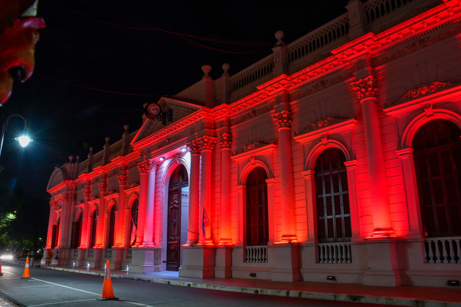  ESTE 14 DE JUNIO CASA DE GOBIERNO SE ILUMINÓ EN ADHESIÓN AL DÍA MUNDIAL DEL DONANTE DE SANGRE