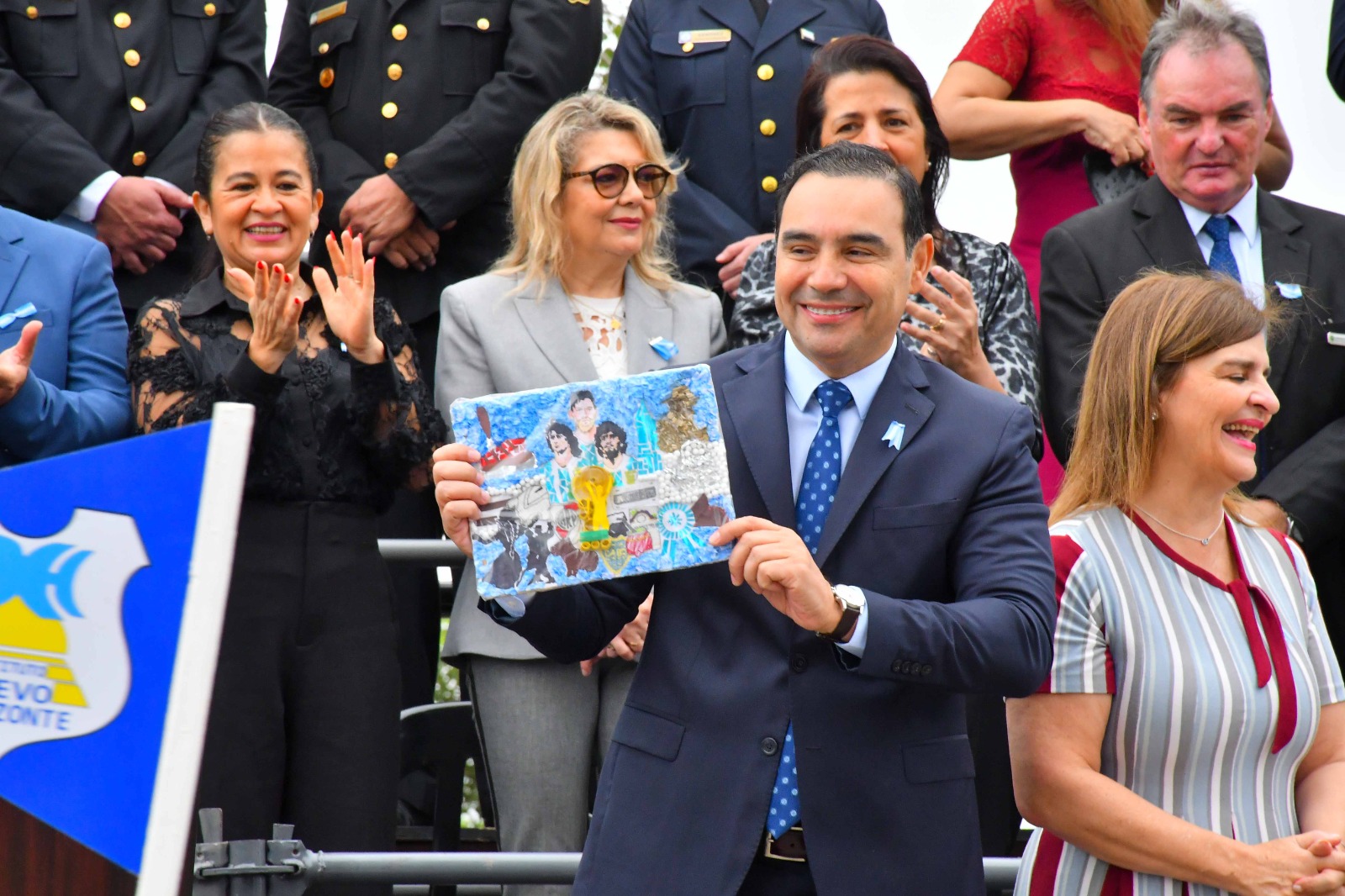 COMPROMISO CON NUESTRA PATRIA ANTE UNA MULTITUD ENVUELTA EN UN MANTO CELESTE Y BLANCO, VALDÉS TOMÓ JURAMENTO A 1.800 ALUMNOS PRIMARIOS DE CAPITAL