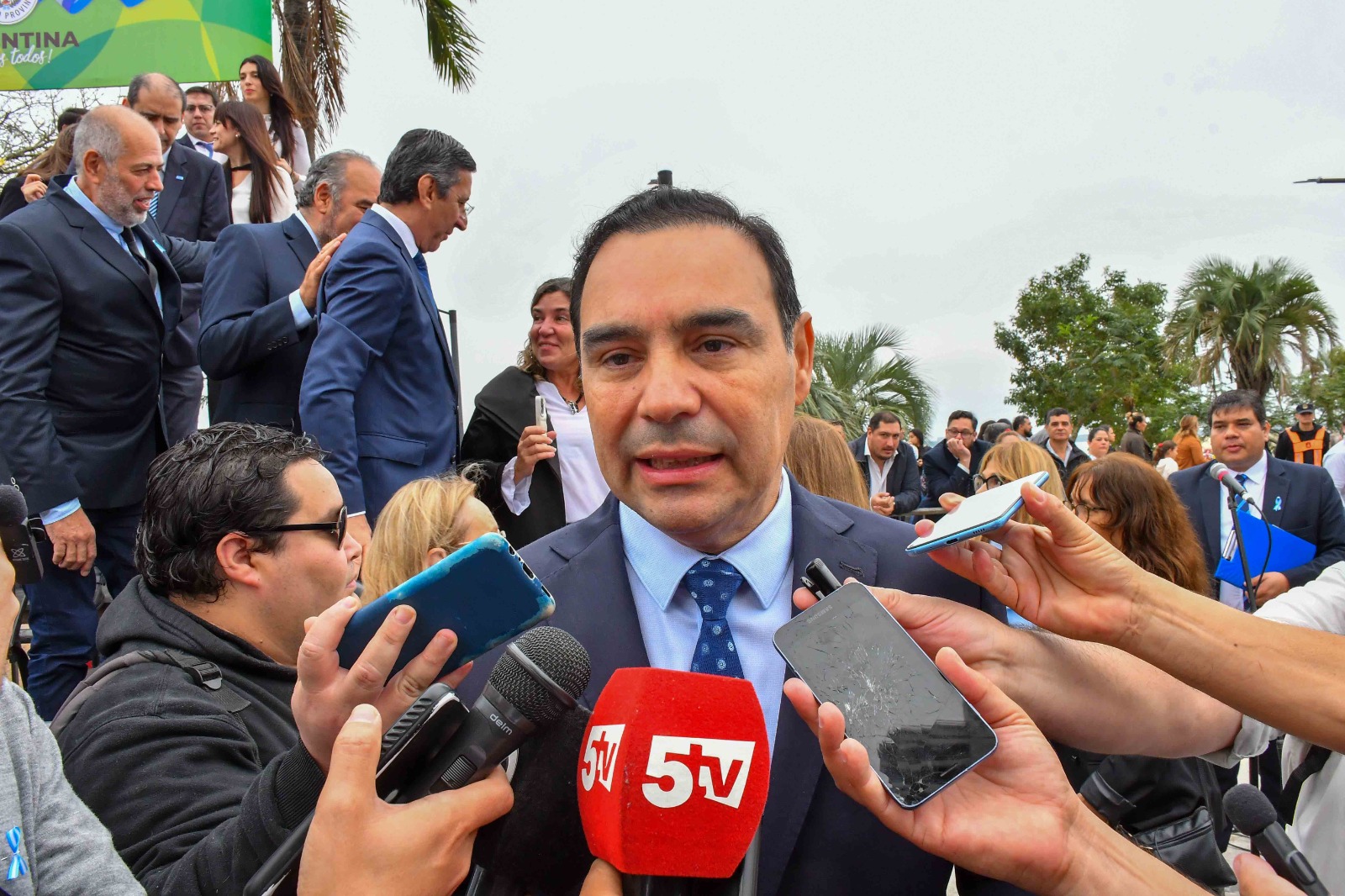  DECLARACIONES A LA PRENSA : VALDÉS PRECISÓ QUE EL GOBIERNO DESTINA TODOS LOS MEDIOS Y RECURSOS PARA QUE LOAN APAREZCA