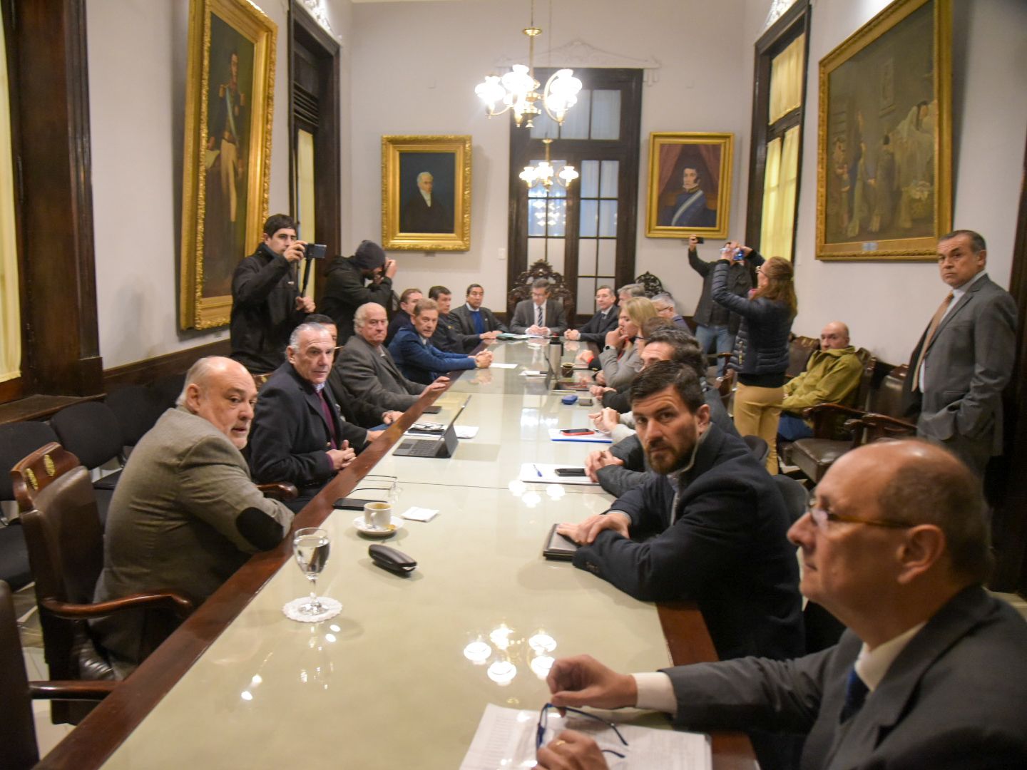CASO LOAN: REUNIÓN DEL VICEGOBERNADOR Y SENADORES CON MINISTROS PROVINCIALES Y EL JEFE DE LA POLICÍA