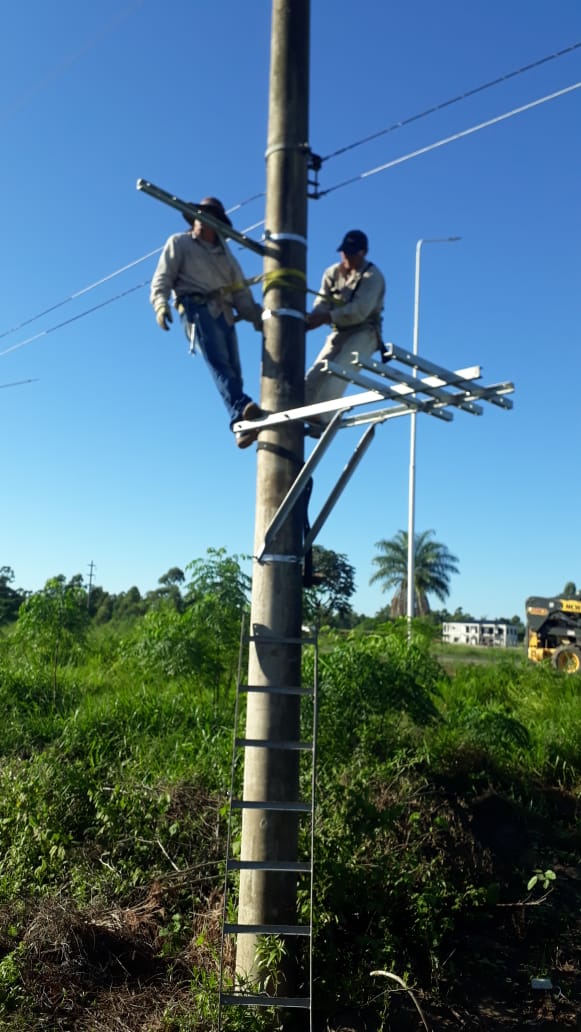   LA PROVINCIA PROVEYÓ DE ALUMBRADO PÚBLICO A LOS ACCESOS A DOS BARRIOS DE SALADAS