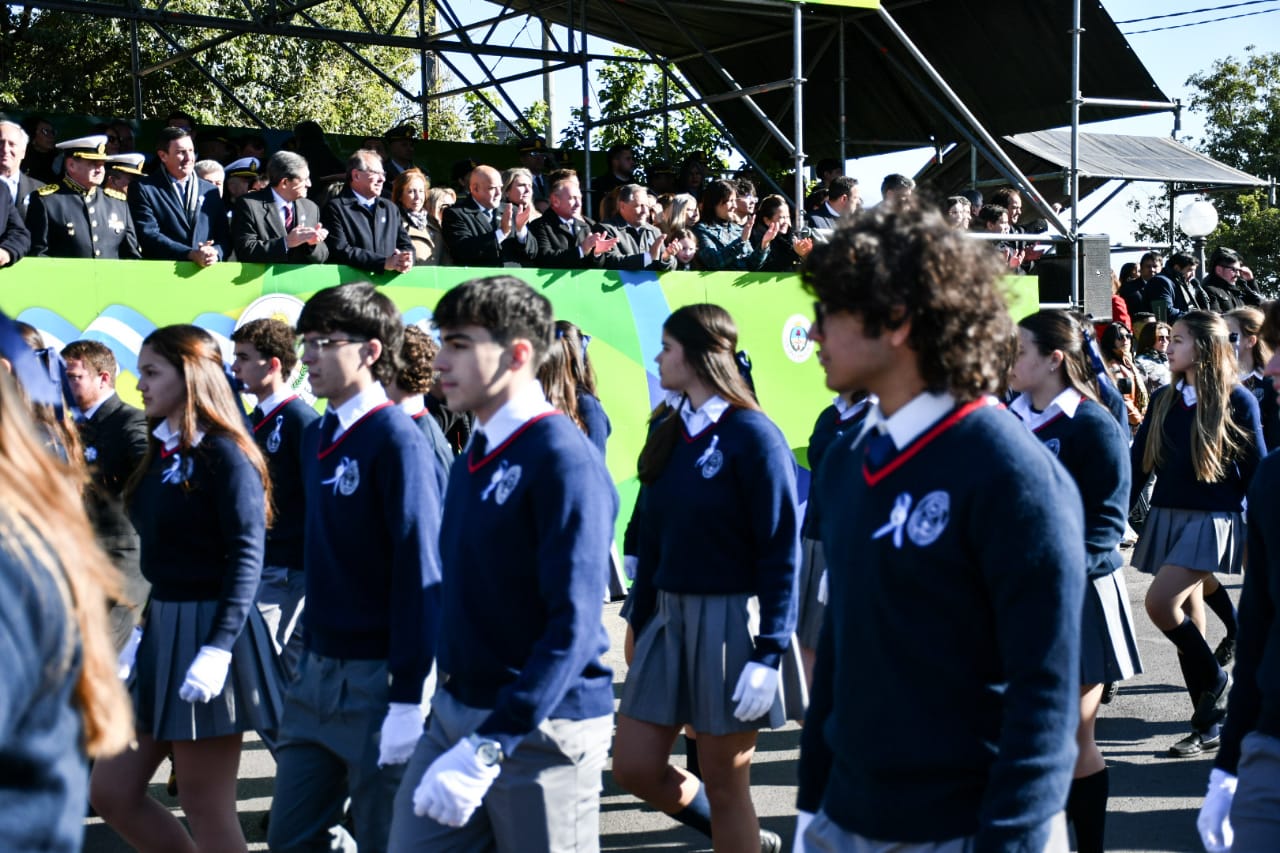  208° ANIVERSARIO DE LA DECLARACIÓN DE LA INDEPENDENCIA CON FERVOR PATRIO, MÁS DE 3.600 ALUMNOS DESFILARON EN AVENIDA COSTANERA