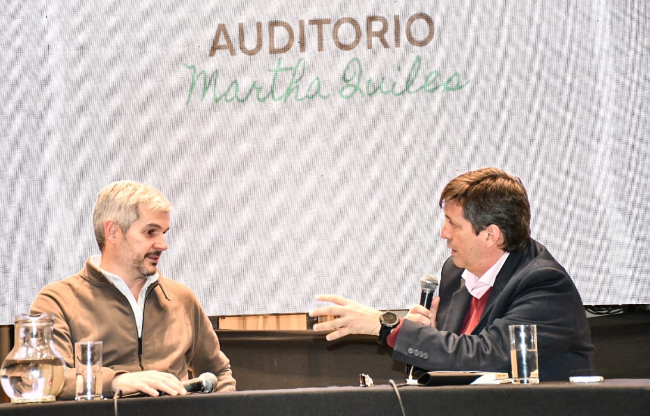SEGUNDO DÍA MARCOS PEÑA PRESENTÓ EN LA FERIA DEL LIBRO DE CORRIENTES, "EL ARTE DE SUBIR (Y BAJAR) LA MONTAÑA"