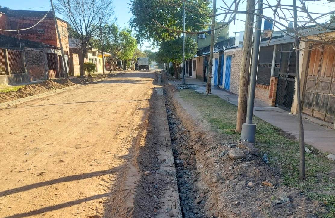  MEJOR TRÁNSITO Y ERRADICACIÓN DE ZANJAS: LA PROVINCIA COMENZÓ LA CONSTRUCCIÓN DE CORDÓN CUNETA EN 26 CUADRAS DEL BARRIO ONGAY