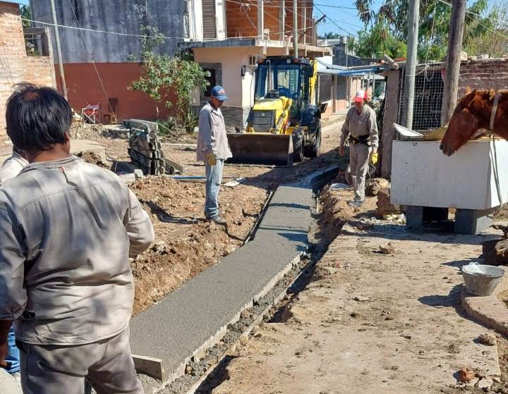 MEJORAS VIALES LA PROVINCIA SUMA OBRAS DE PAVIMENTACIÓN Y CORDÓN CUNETA EN EL BARRIO CICHERO
