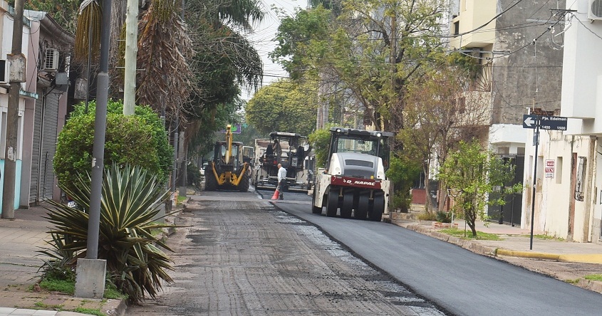 ASISTENCIA AL MUNICIPIO CAPITALINO LA PROVINCIA COMENZÓ LA REPAVIMENTACIÓN DE CALLE MORENO ENTRE CHACO Y SAN JUAN