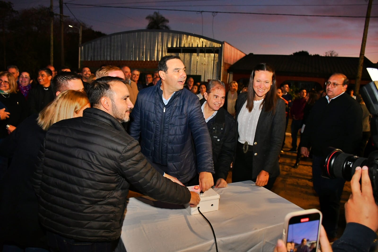   URBANIZACIÓN Y DESARROLLO VALDÉS ACOMPAÑÓ A LA COMUNIDAD DE ITUZAINGÓ EN LA APERTURA DE ILUMINACIÓN LED E INFRAESTRUCTURA VIAL