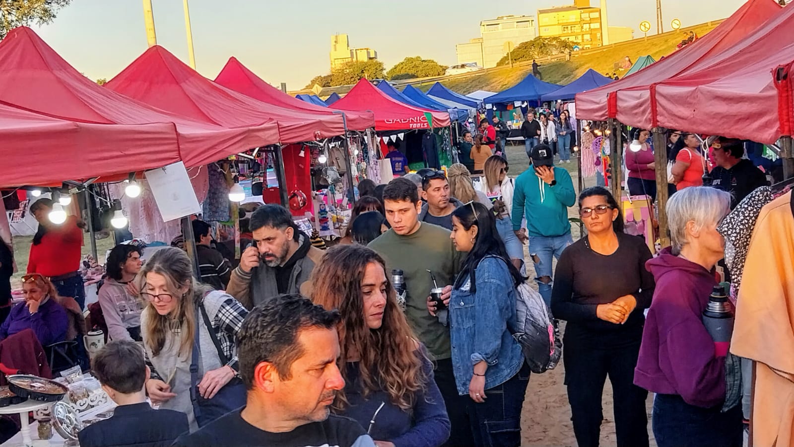 DESARROLLO SOCIAL CON MASIVA CONCURRENCIA DE PÚBLICO, VOLVIÓ LA FERIA DE EMPRENDEDORES AL PASEO IBERÁ