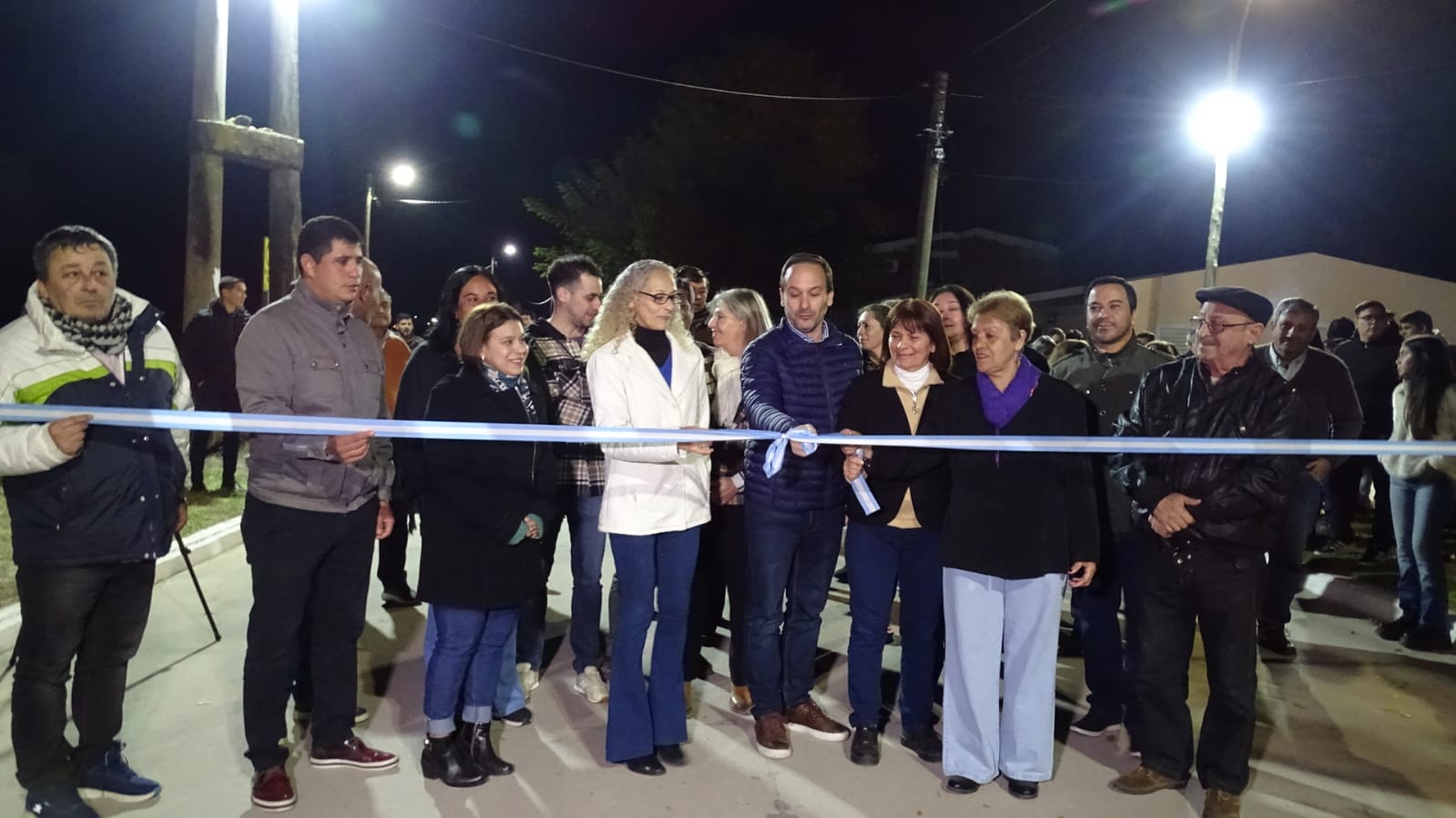 Barrio San Martín VECINOS DE LA CALLE HUAQUI CELEBRAN CONCRETAR EL PAVIMENTO EN HORMIGÓN ARMADO