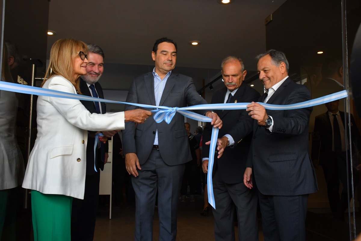 Valdés inauguró el Centro Administrativo del Ministerio de Educación y avances en la digitalización del Instituto de Previsión Social