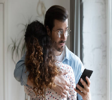 Escrachó a su marido porque le fue infiel con su papá: los chats entre ambos .