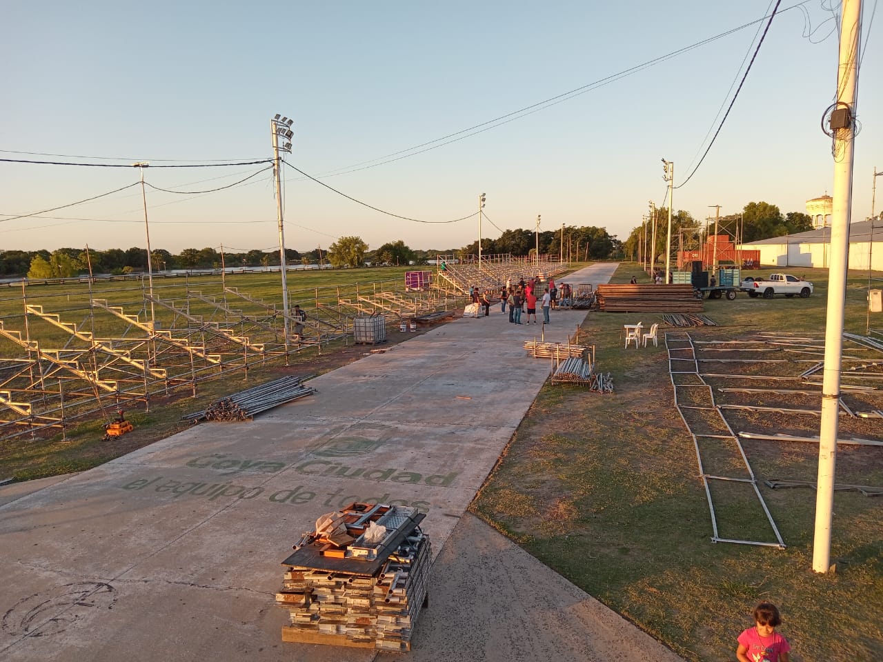 CARNAVALES GOYANOS: EL INTENDENTE MARIANO HORMAECHEA OBSERVÓ LOS TRABAJOS EN EL PREDIO COSTA SURUBÍ