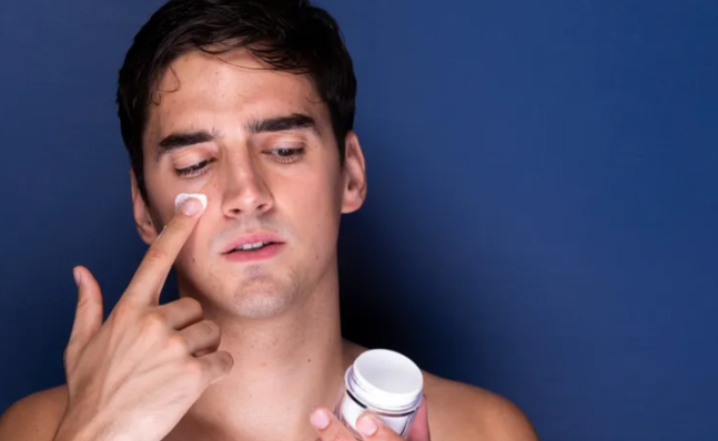 Cuál es el mejor momento del día para aplicarte crema hidratante en la piel: ¿mañana, mediodía o noche?
