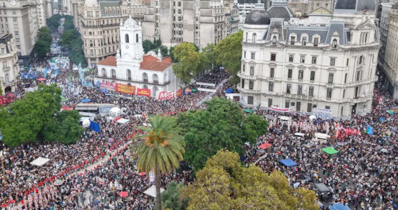 Marcha por el Día de la Memoria: histórica convocatoria en Plaza de Mayo ante el negacionismo del Gobierno