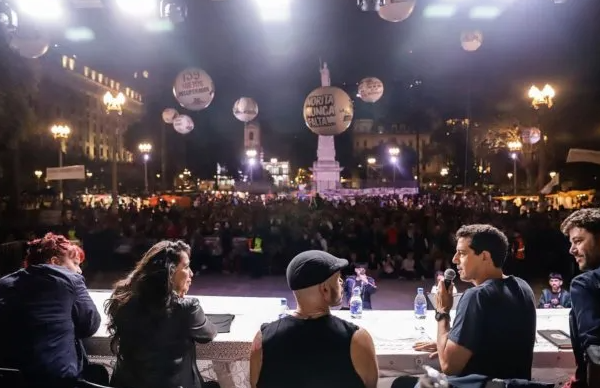 Multitudinaria vigilia del Día de la Memoria en Plaza de Mayo y otros puntos del país