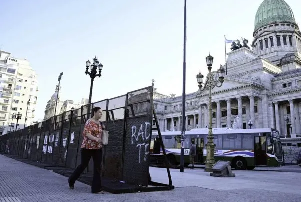 Fuerte operativo de seguridad en el Congreso por la marcha de los jubilados junto a la CGT