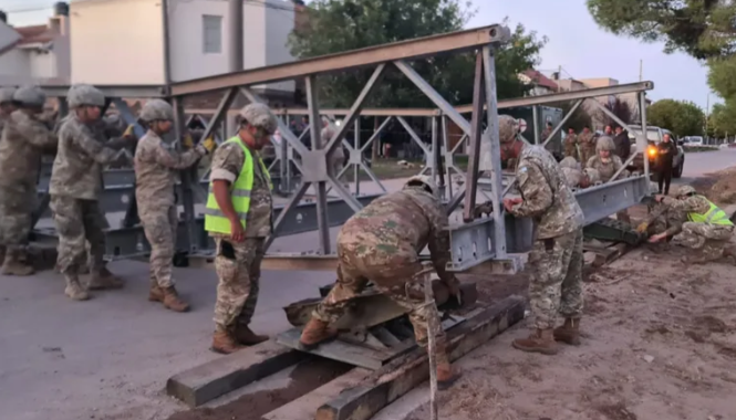 Temporal en Bahía Blanca: el Ejército trabaja contrarreloj para instalar un puente que facilitará el tránsito