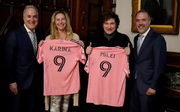 Javier Milei posó con la camiseta autografiada de Lionel Messi