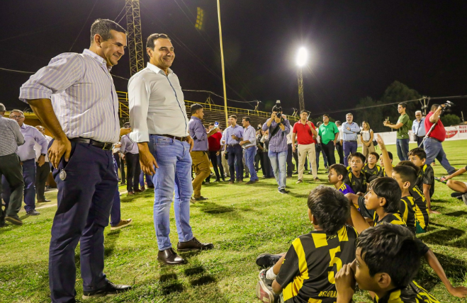 Valdés inauguró el nuevo sistema lumínico en el Club Belgrano de Curuzú Cuatiá