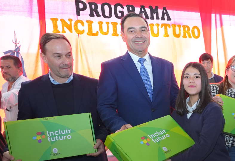 VALDÉS ENTREGÓ NOTEBOOKS DEL PROGRAMA INCLUIR FUTURO A ESTUDIANTES SECUNDARIOS DE GOYA
