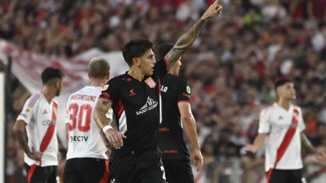 River jugó muy mal y perdió con Estudiantes en el Monumental
