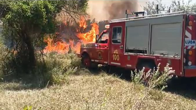 Corrientes combate intensamente dos grandes incendios forestales en la provincia