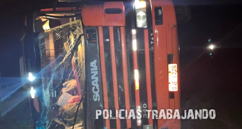 DESIDERIO SOSA: VOLCÓ UN CAMIÓN CARGADO DE VINO Y LA NOCHE TERMINÓ CON UN GRAN OPERATIVO SOBRE LA RUTA 14