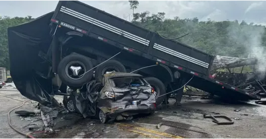 Tragedia en Brasil: al menos 22 muertos por el choque e incendio de un micro