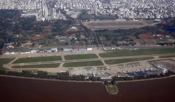 Aeroparque, inoperable por un incidente con un avión de Aerolíneas Argentinas