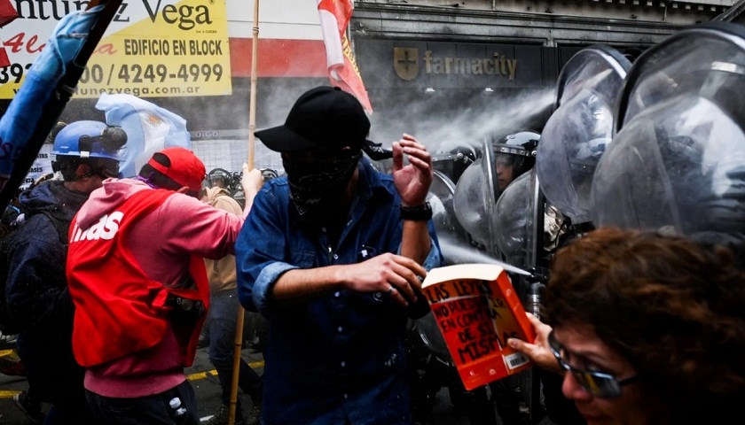 TENSIONES Y REPRESIÓN EN EL CONGRESO DURANTE EL DEBATE DE LA LEY BASES