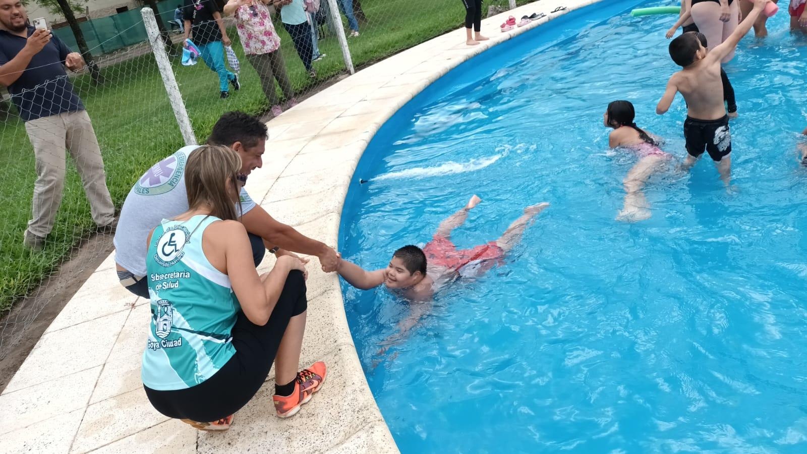 “COORDI A LA PILE”: LIZA KAMMERICHS DESAFÍA LOS LÍMITES CON ACTIVIDADES ACUÁTICAS TERAPÉUTICAS EN LA ESCUELA DE VERANO 2024